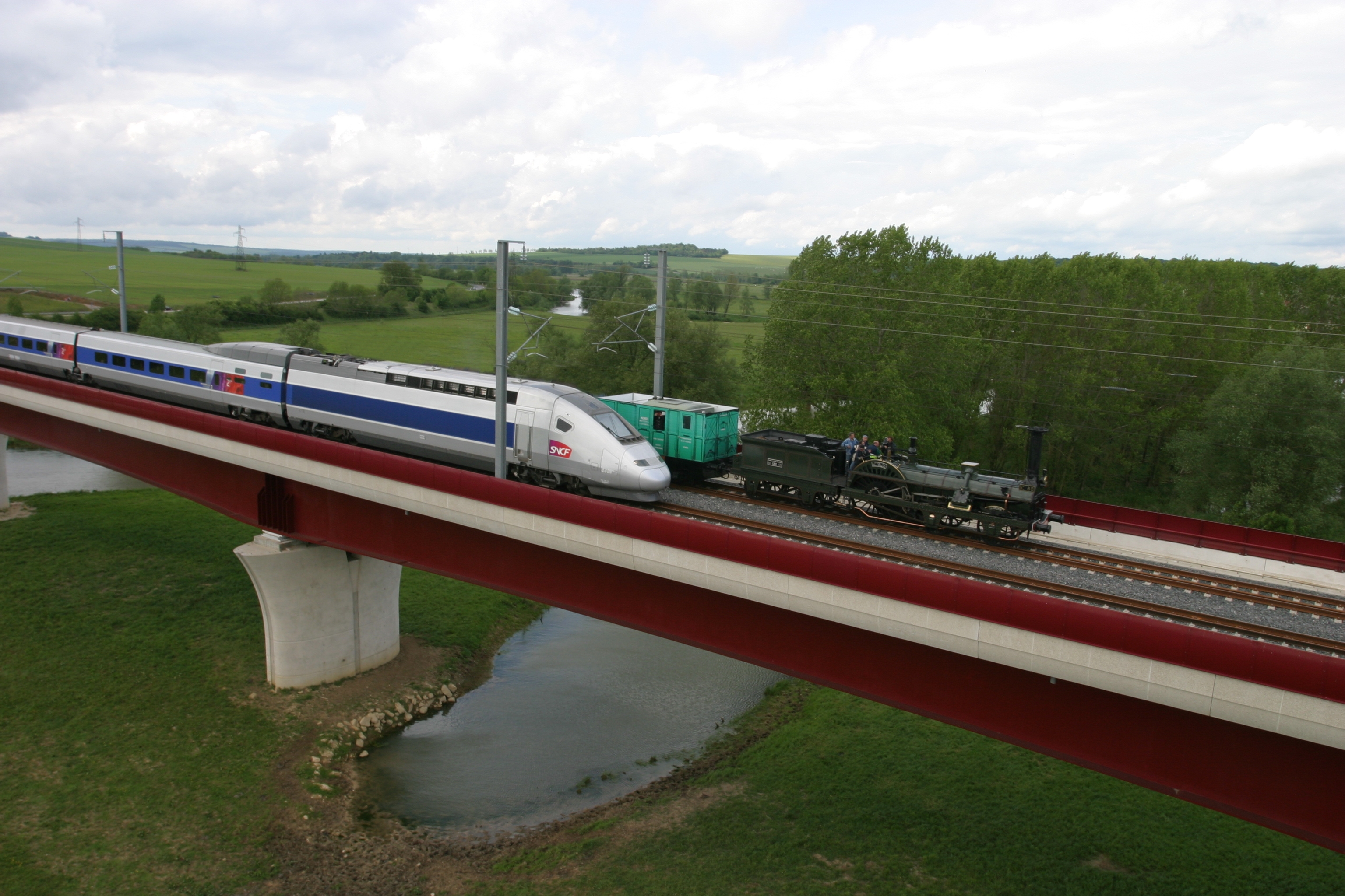 80号机车与1组tgv pos型电力动车组在法国高速铁路东欧线并行展示