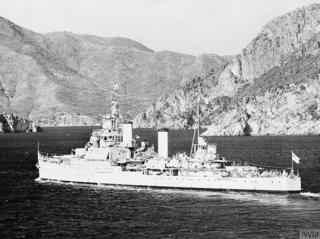 1950年进入土耳其马尔马里斯港的英国海军冈比亚号轻巡洋舰