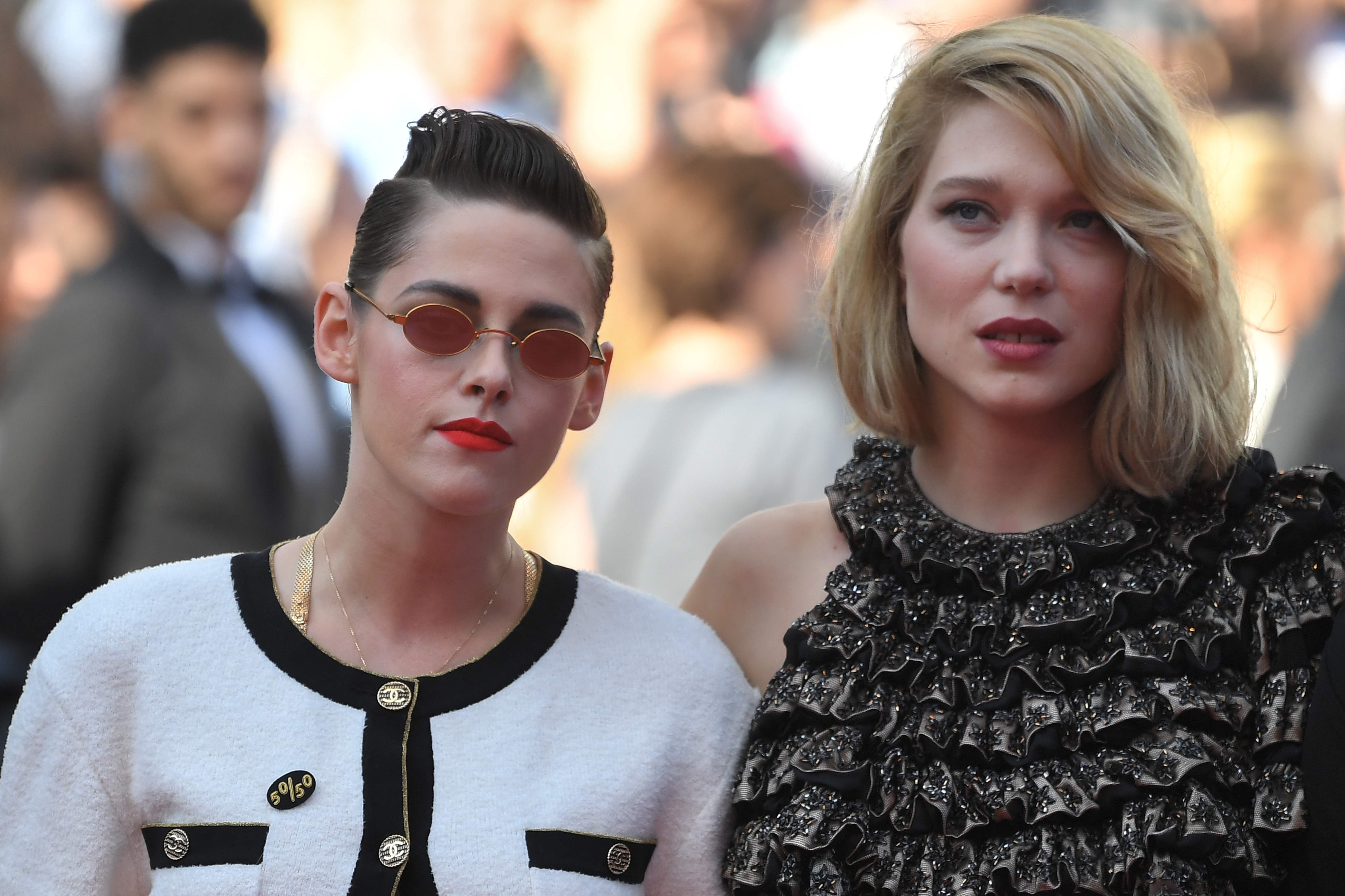 克里斯汀·斯图尔特和蕾雅·赛杜手牵手@_@