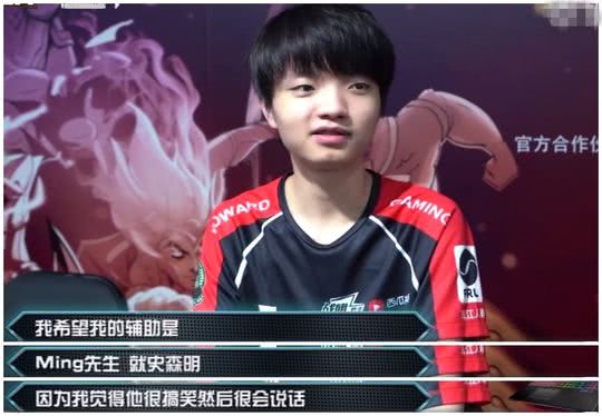 lol:iboy不解小明为什么看到他老是笑,网友:你头好大啊!