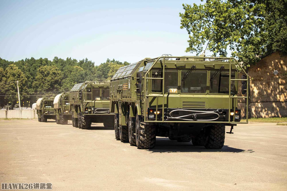 两辆导弹发射车,两辆导弹运输车.