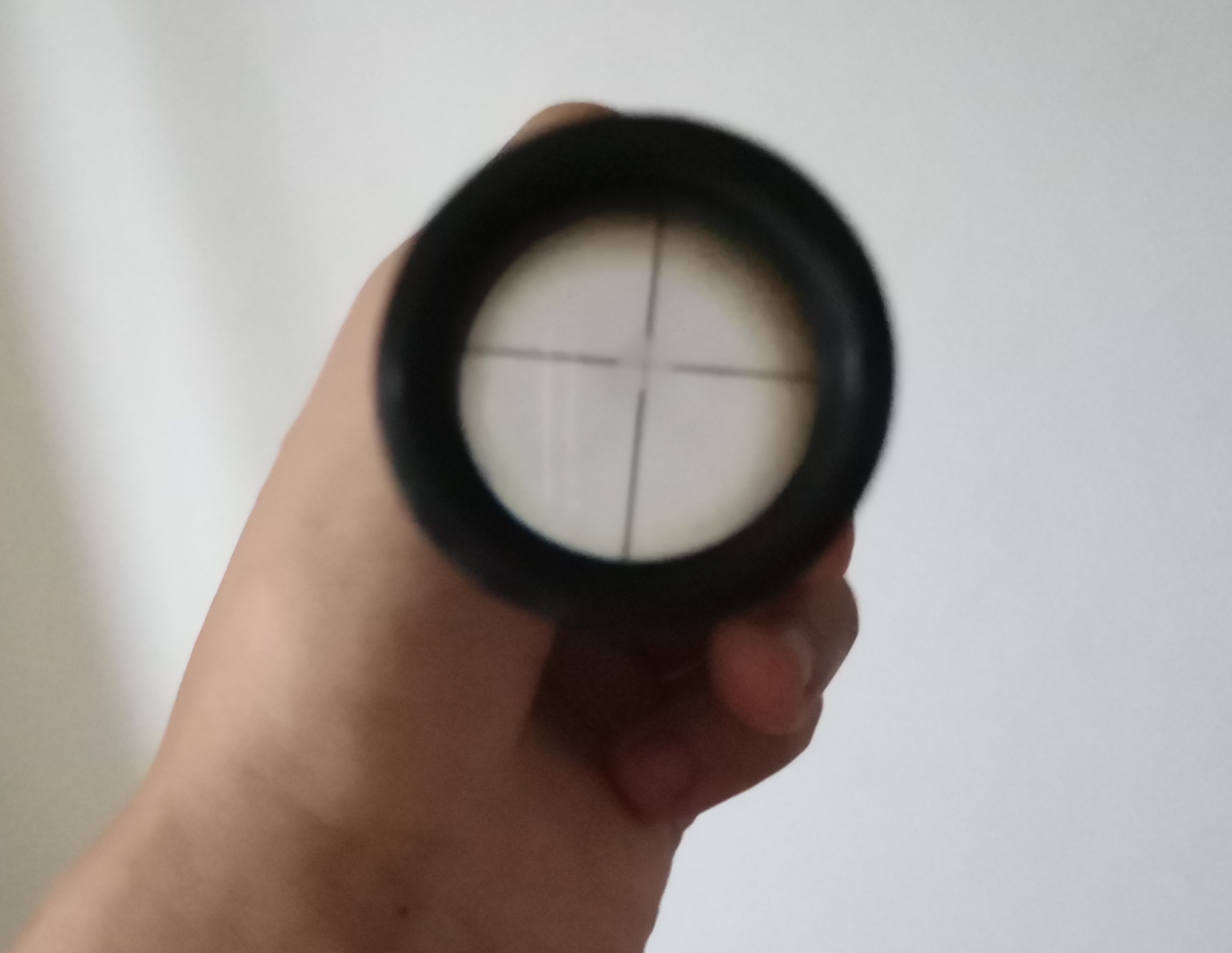 如图,我们现实的瞄准镜是这样的