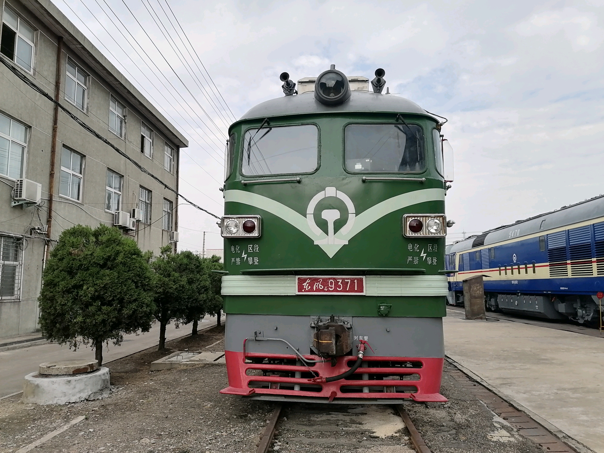 新修机车df4b-9371