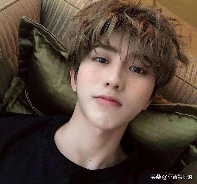 蔡徐坤由于"鸡你太美"消失许久,复出做客央视,脸型大不一样