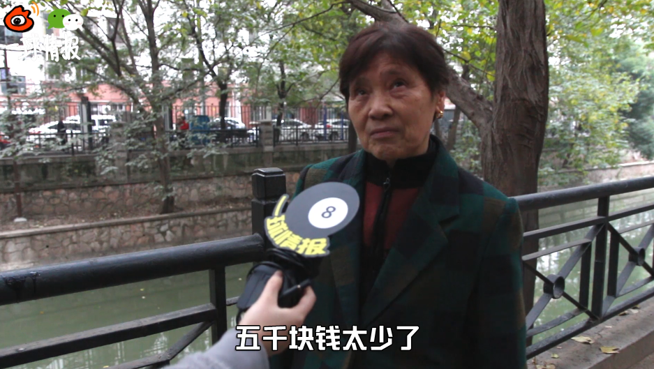 大爷大妈街访有感!斗牛犬居然现场发情!