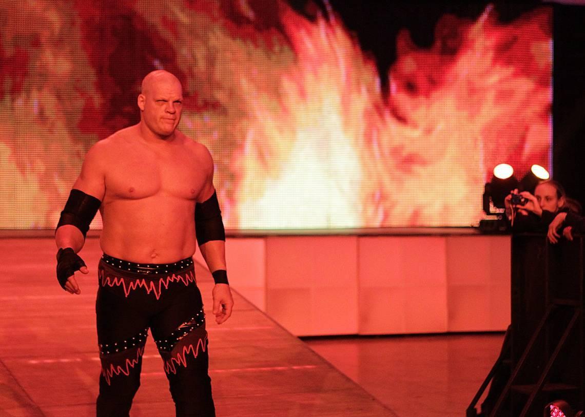 wwe顶级传奇首度以真实身份上台!"红巨魔"凯恩恐退役在即
