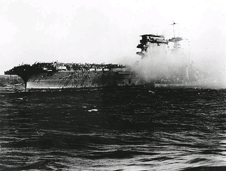 这是被击毁的列克星敦号旁边有艘驱逐舰正在营救落水海军士兵