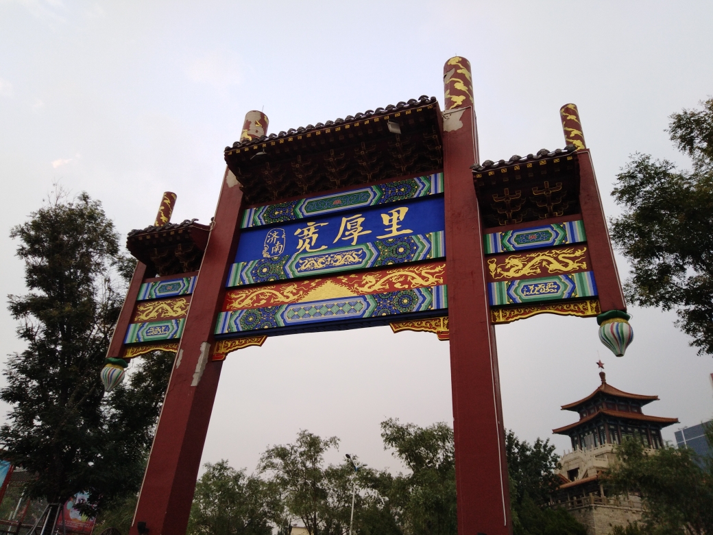 傍晚可,以去芙蓉街,宽厚里感受现代济南的发展,尝尝当地特色的小吃,品