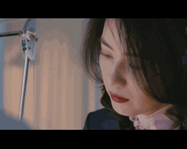 干练的西装,搭配牛仔短裤和链条包,超仙的独角兽丝带佩于腕处,让长发