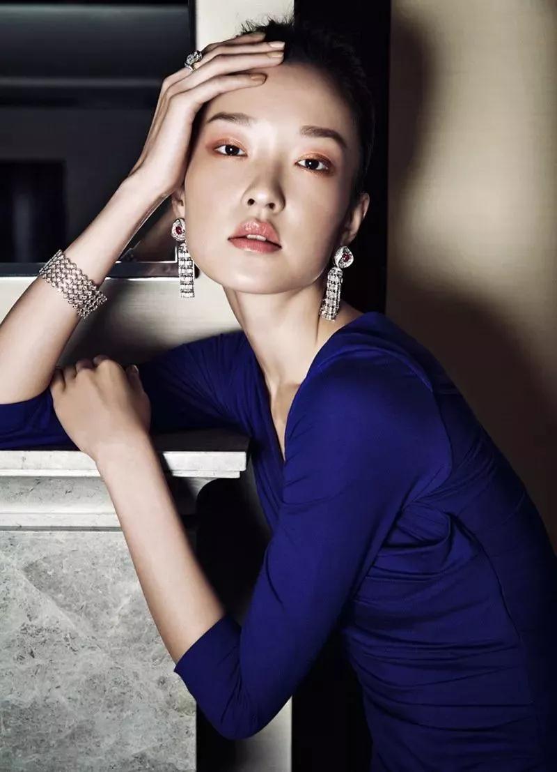 作为第一个真正意义上的中国超模,杜鹃第一次将中华美带到了主流时尚