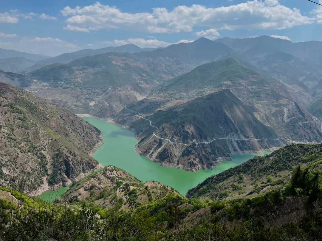 隶属于云南怒江傈僳族自治州,地处中国西南边陲怒江,澜沧江,金沙江"