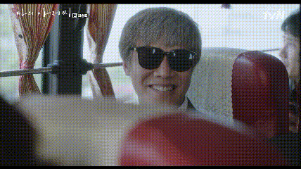 gif 在返程的车上,大叔深情的凝望着那个小女孩.