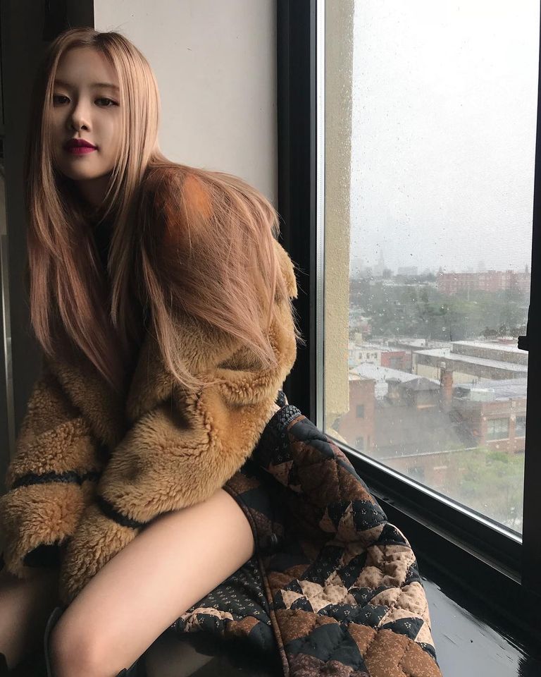 带有浓厚英伦学院风的造型,rosé也不容错过.