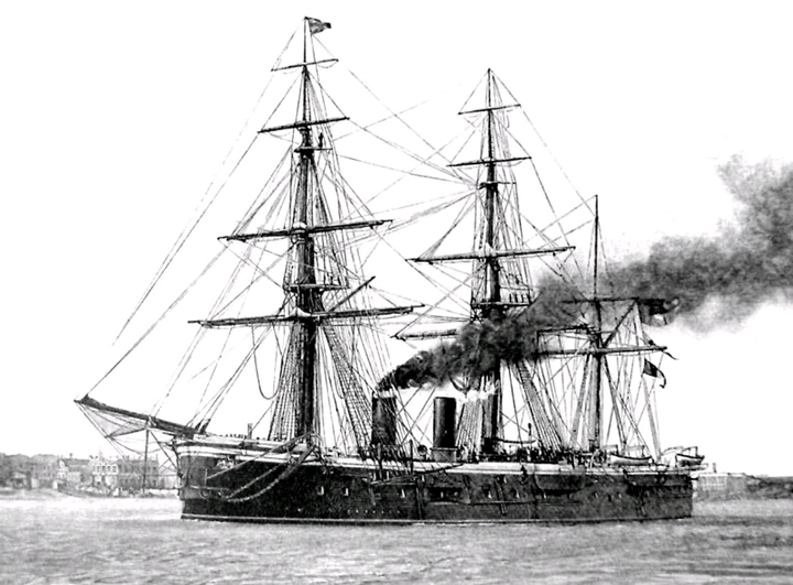 "君主"号铁甲舰,该舰安装了蒸汽机,但还是挂起了船帆.