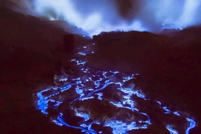 科技 自然 地球上那些美丽,奇幻的景象8,蓝色火山 卡瓦伊真火山位于