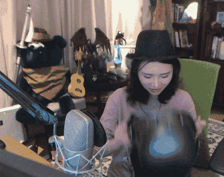 其实,刚看到陈一发戴的这个三级头,网友就觉得哪里有点不对,跟游戏中