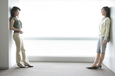 坚持每天饭后靠墙站半个小时,轻松得到这些好处