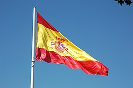 飘扬在马德里哥伦布广场的西班牙国旗