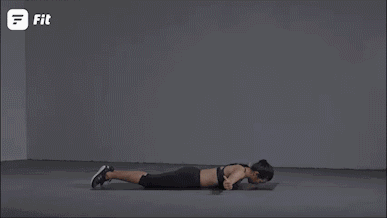 俯卧挺身·t型起始动作:俯卧于平地,下肢贴紧地面.