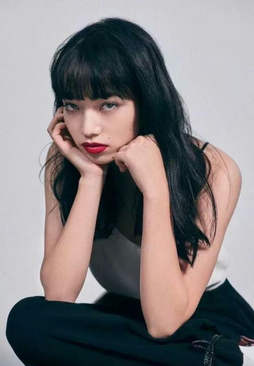 拥有高级"厌世脸"的小松菜奈,却演"傻白甜"?