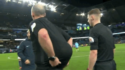 曼城大胜主裁抢戏:霸气判点姿势 赛后藏球,英超名哨真·戏精!