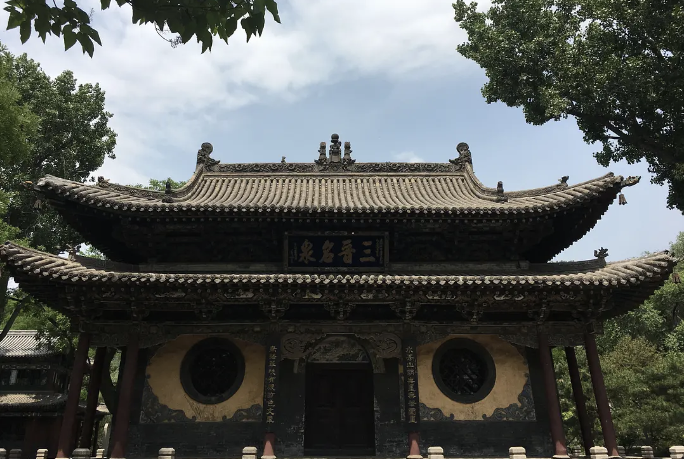 水镜台,乃建于明代的戏台,西游记孙悟空变身土地庙即在此取景