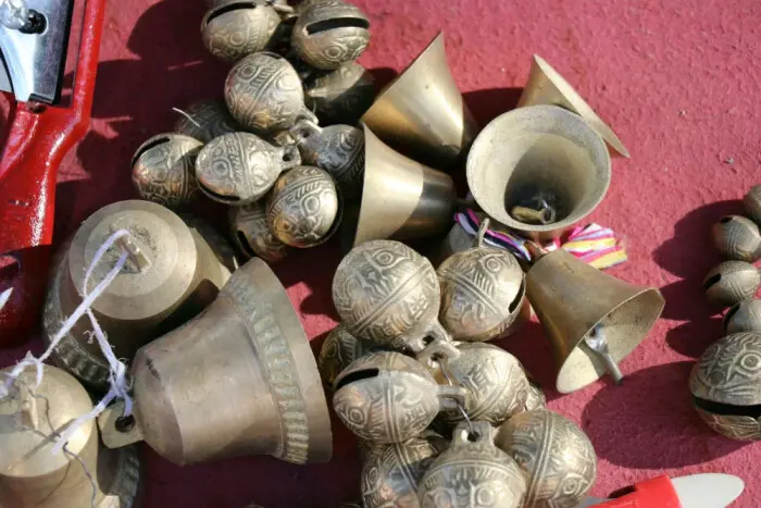 家畜身上挂的铃铛通过以上这些事实，能够确认铎铃原型极大概率正是青藏