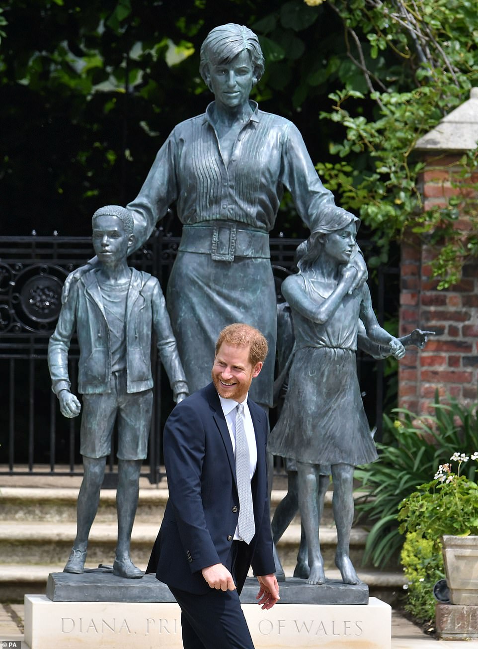 英国王室威廉哈里为戴安娜雕像揭幕明面上哥俩好