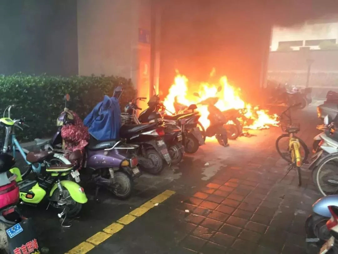 杭州电瓶车瞬间爆炸,如同小型手雷!是锂电池么?威力如此之大?