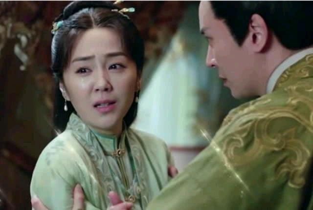 2003年因出演陈家林执导的《江山风雨情》中活泼可爱的乐安公主出道.