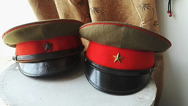 和伪满军帽看似相像的日本陆军帽,帽徽为金色小星星,光看帽徽就可以分