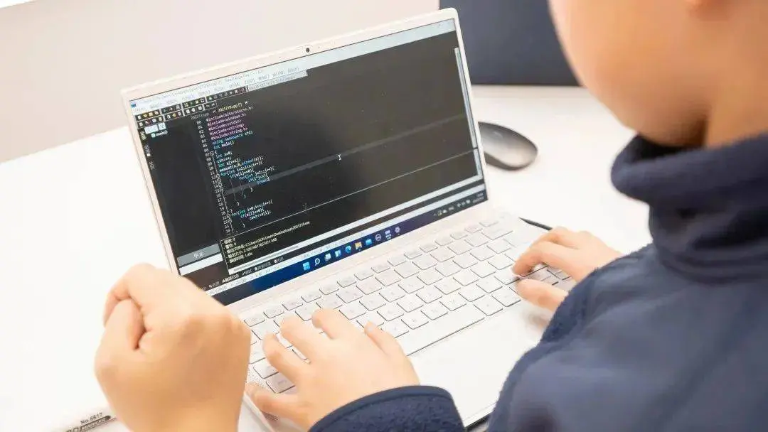 学习编程、培养编程思维,掌握和计算机、机器互动的能力,是人工智能时