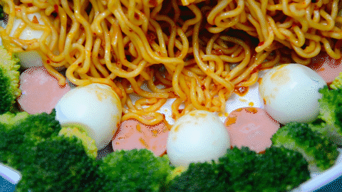 叶妈妈开小灶:方便面又一花式吃法,视觉的盛宴且味道完全不输意面!