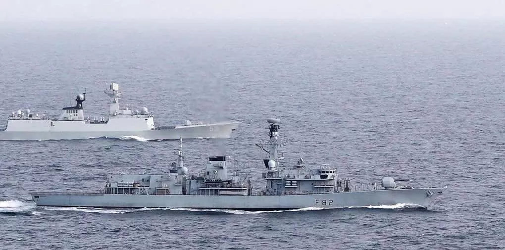 英舰监视通过英吉利海峡的中国054a护卫舰