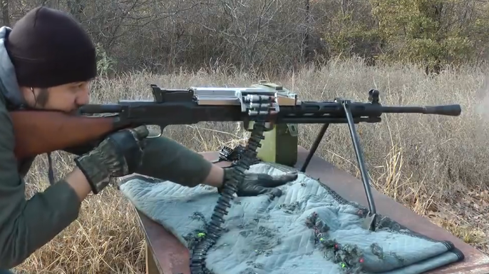 捷格加廖夫机枪,然而在游戏中却是dp-28捷格加廖夫轻机枪,虽然rp-46也