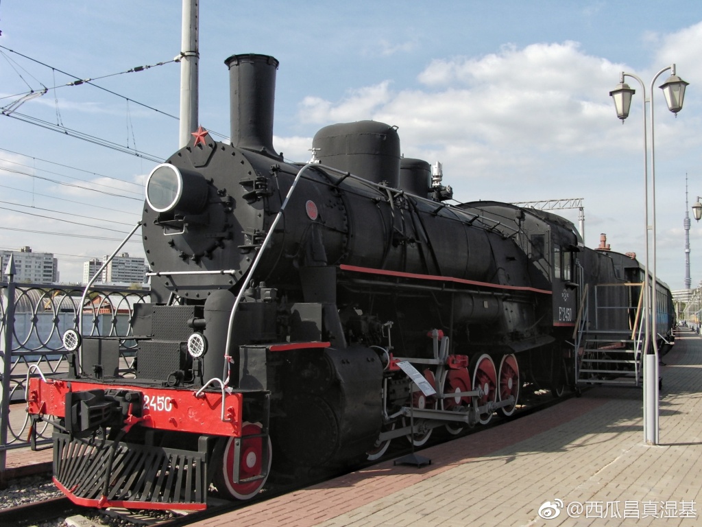 小谈伟大卫国战争期间的苏联铁路机车 图一和图二为加装装甲的o型蒸汽