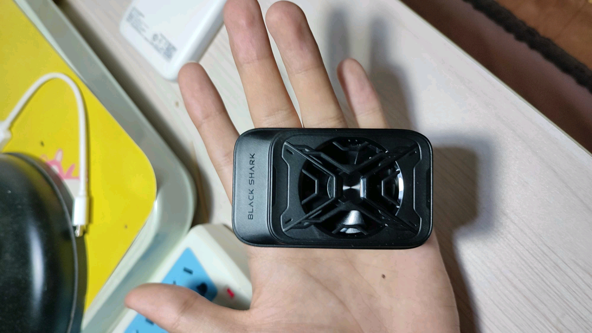 简评·黑鲨冰封电竞散热背夹