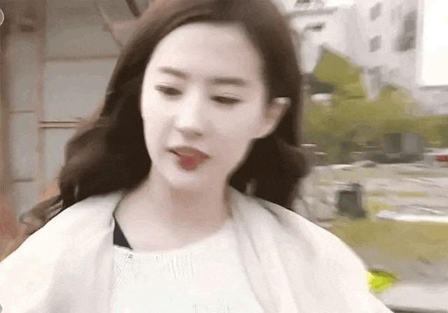 刘亦菲这个把央视镜头当镜子的女人!