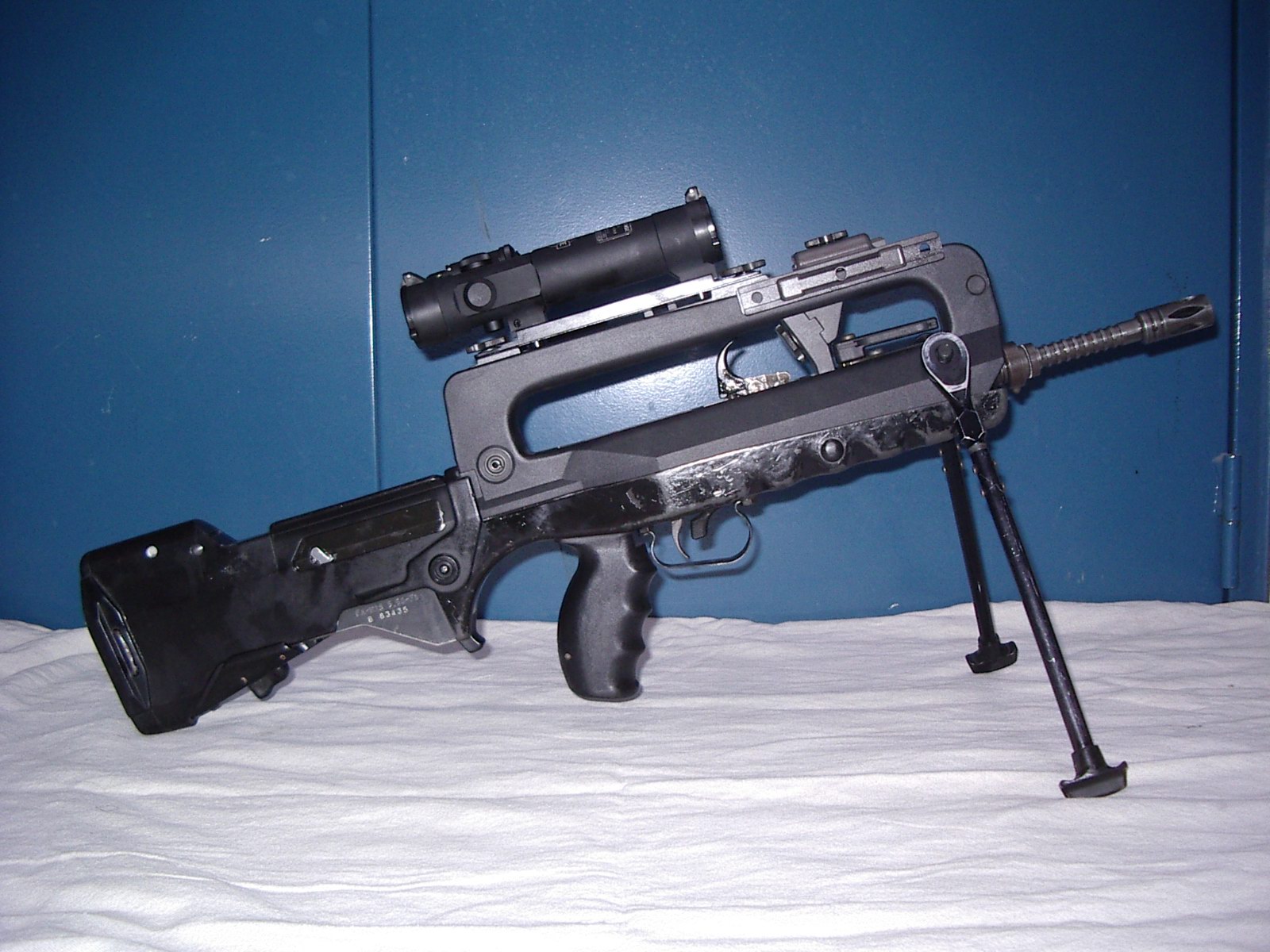 famas f1,装备scrome j4型瞄准镜