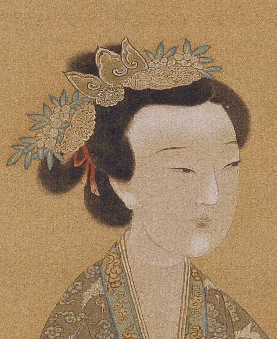 女子头上有装饰性用的莲花冠