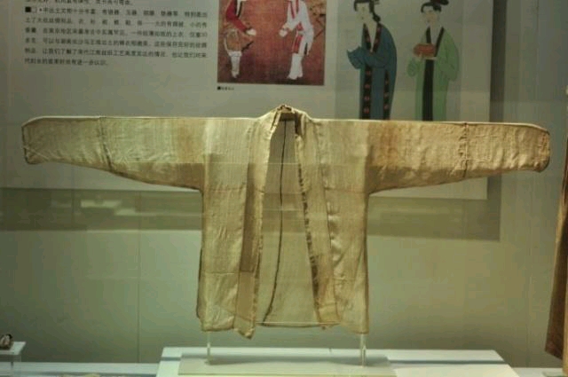 南陵铁拐宋墓出土,对襟长衫
