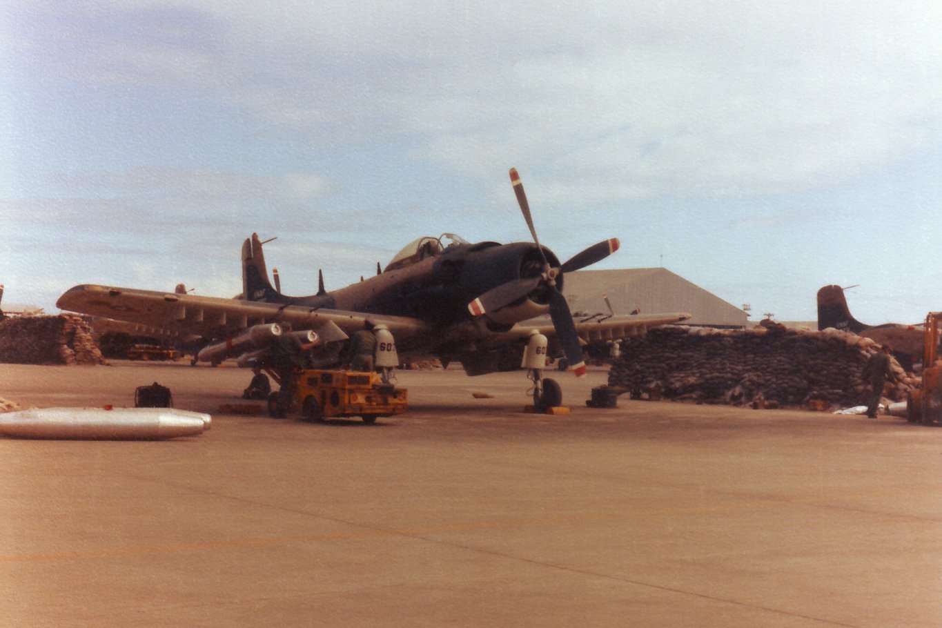 南越空军516战斗机中队的一架a-1h"天袭者,摄于1967年.