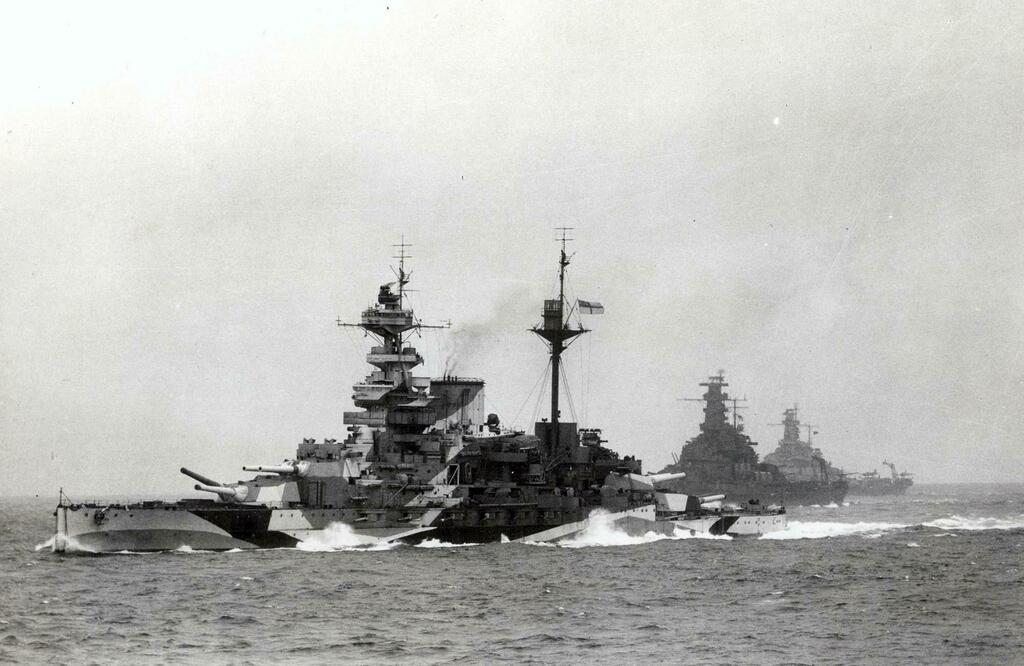 英国战列舰马来亚号与美国战列舰南达科他号以及阿拉巴马号,1943