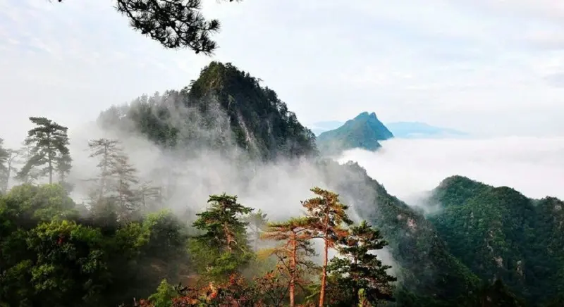 地方蛮多的，但是你可能想不到有一处位于西北，这就是甘肃天水石门山。天水石门山距天水市麦积区50公里。