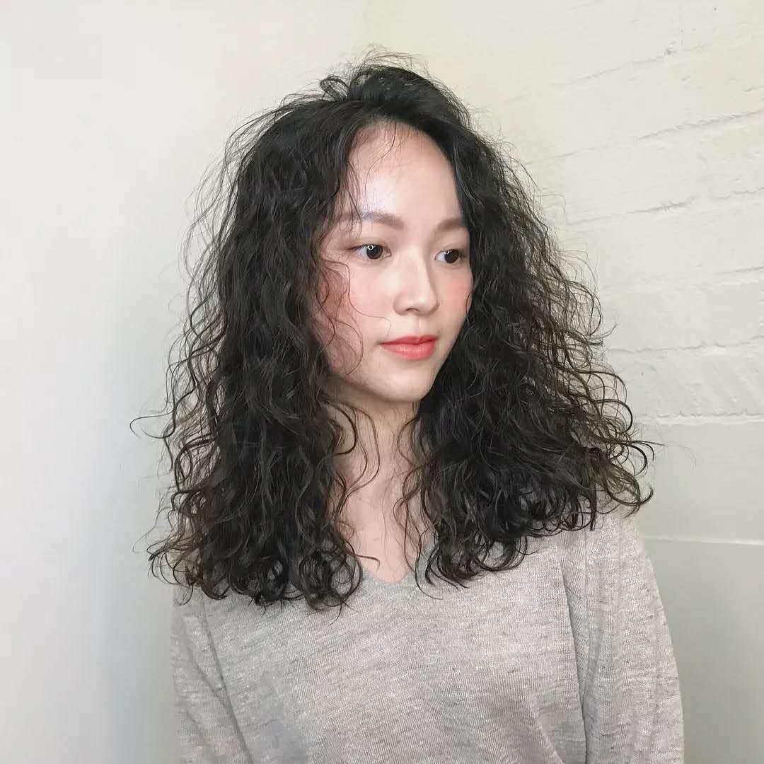 四个闺蜜烫了泡面头,两个洋气两个老气,什么人适合泡面头?