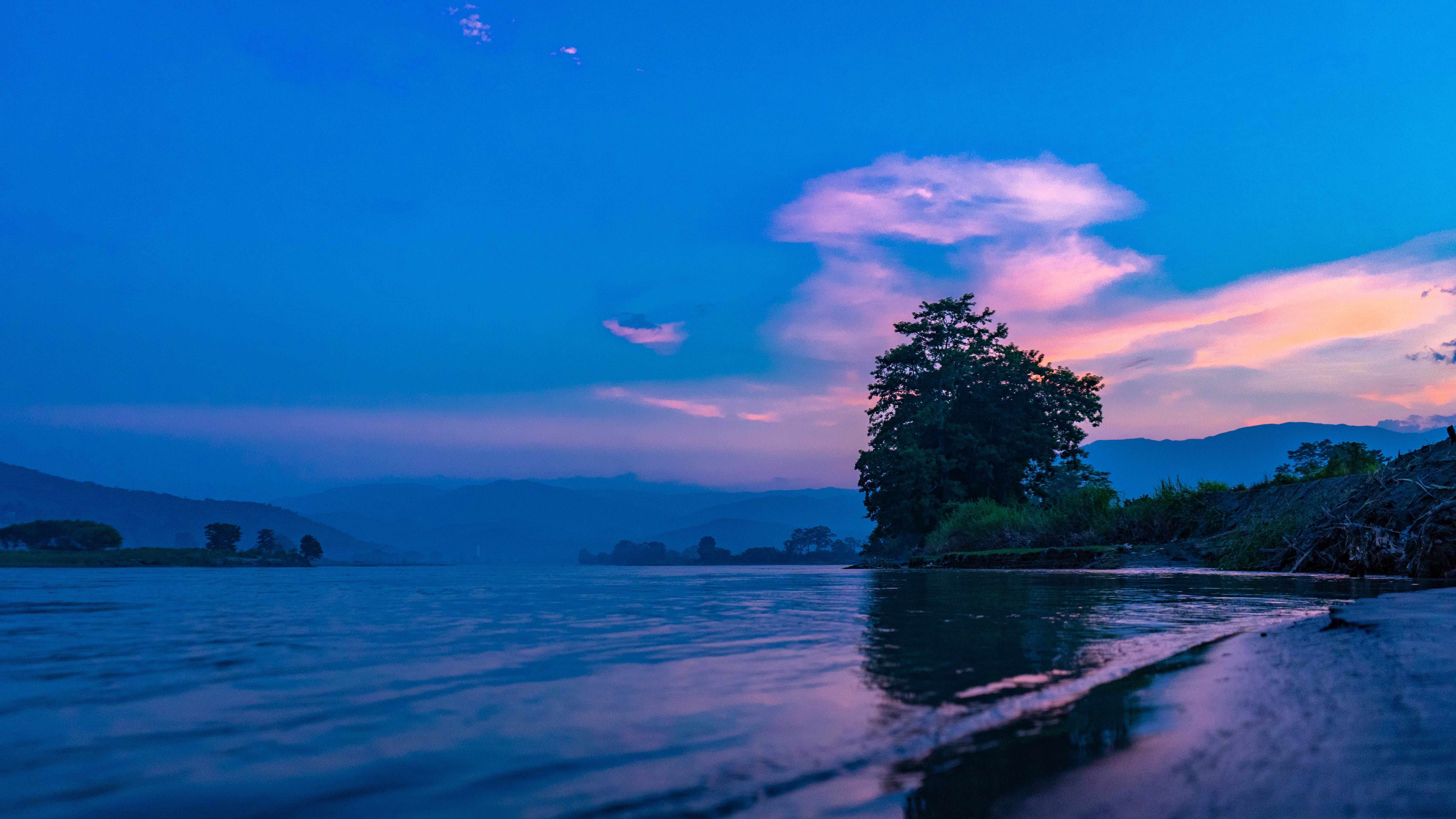 (高黎贡勐赫小镇的怒江江景)