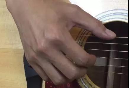 零基础吉他课:最标准正确的持琴姿势与拨弦方法