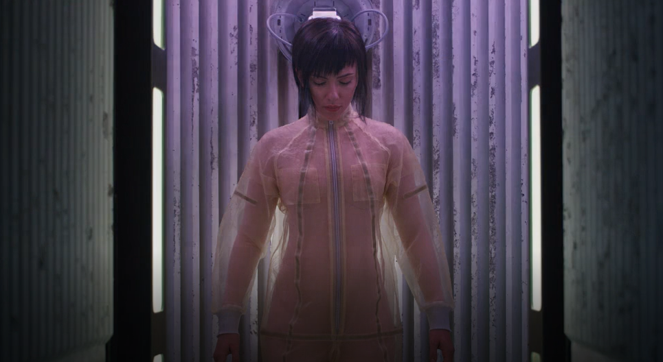 《攻壳机动队》真人版中为义体充能的少佐