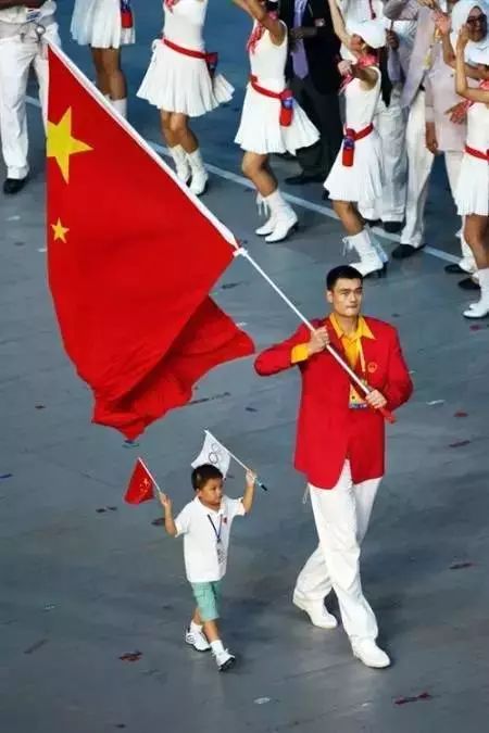 姚明和"地震小英雄"林浩,一起走在队列最前面,引领着中国代表团入场