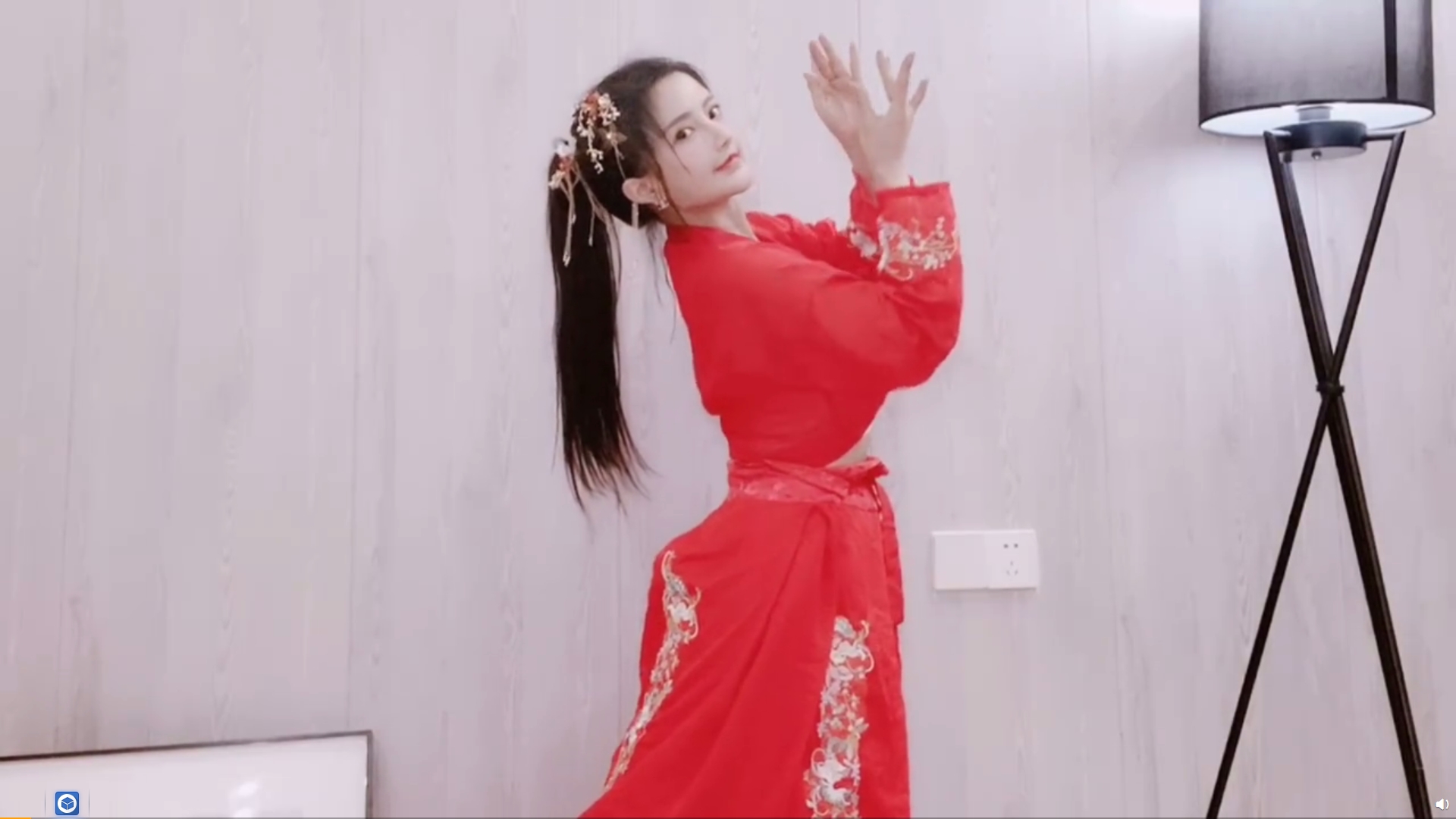 古阿扎凌晨更新视频,一身红衣演绎"风情万种".